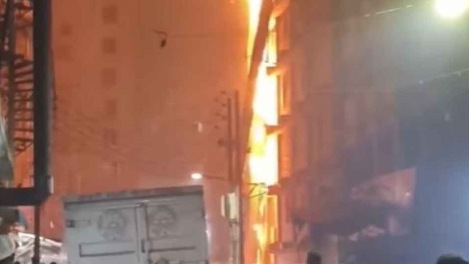 নিষেধাজ্ঞা অমান্য করে আতশবাজি থেকে রাজধানীতে ভবনে আগুন